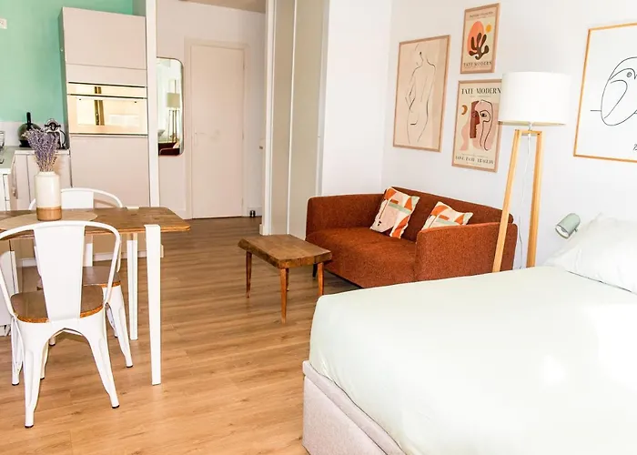 Les Beaux Jours - Calm & Sunny Balcony Apartment *
